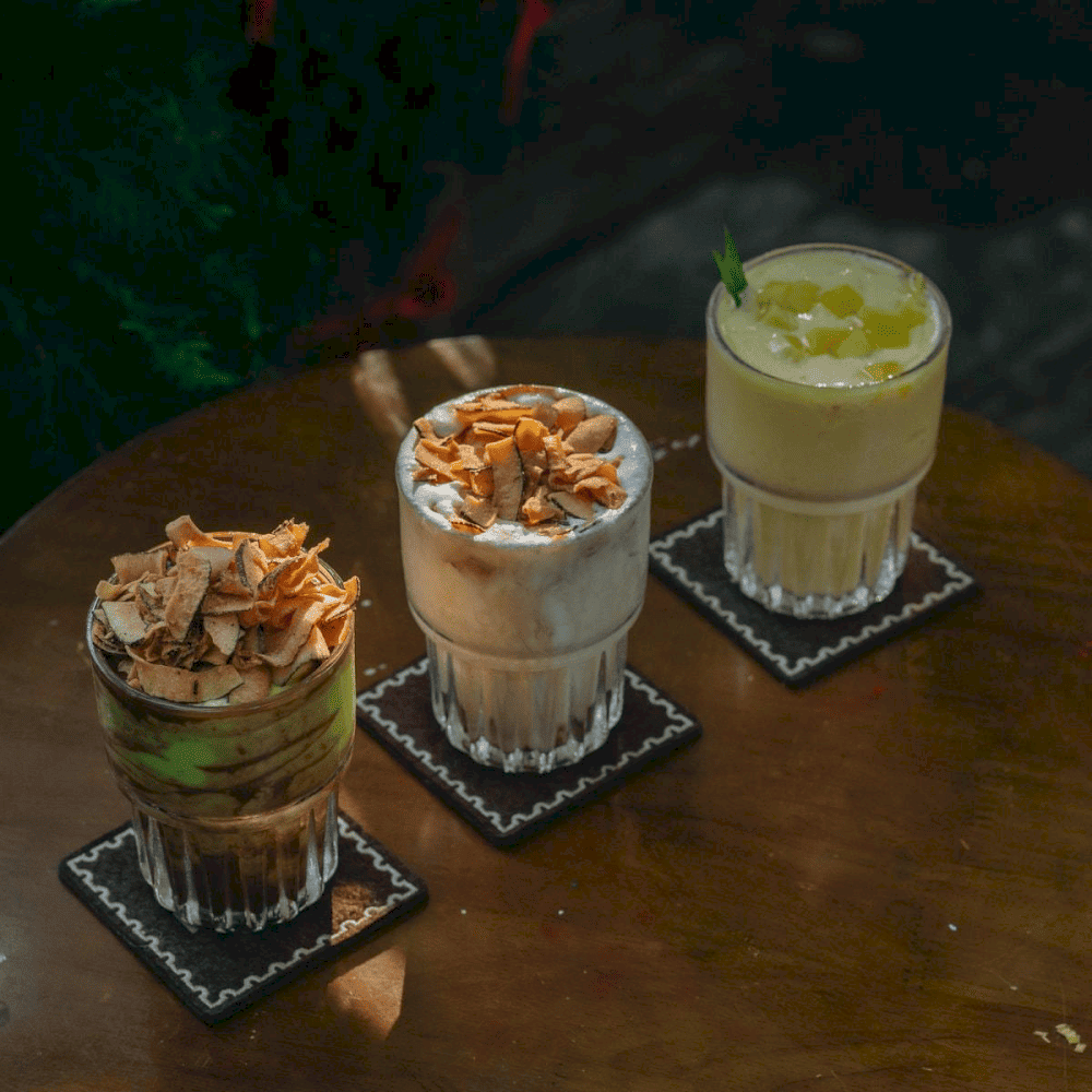 Drinks at the shop are rich and diverse, especially the avocado ice cream with its unique flavor, making the brand of Trinh cafe (Source: Trình Cà Phê)